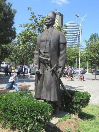 Tirana-Statue