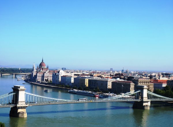 Budapest  Kettenbruecke und Parlament