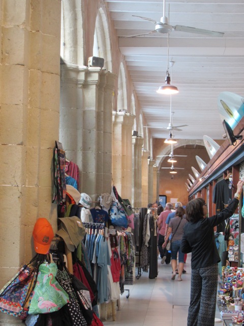 Mahon-Markt im Kreuzgang